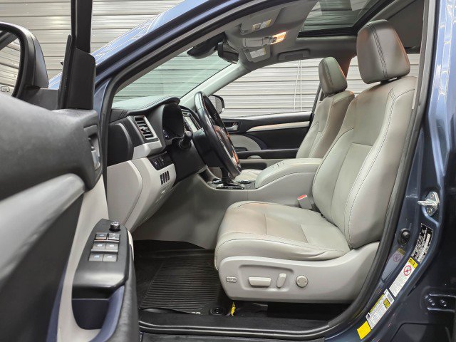 Used 2017 Toyota Highlander XLE AWD/4WD image 14