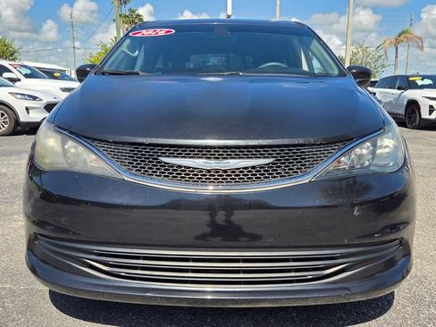 Used 2017 Chrysler Pacifica Touring FWD image 2