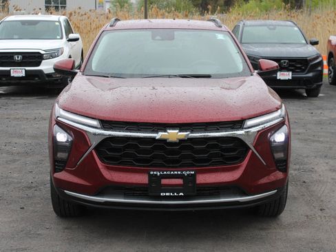 Used 2025 Chevrolet Trax LT w/ LT Convenience Package FWD image 2