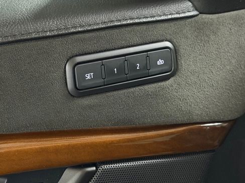 Used 2019 Cadillac Escalade Premium Luxury AWD/4WD image 17