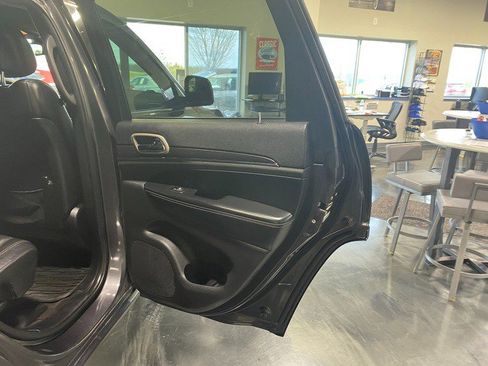 Used 2017 Jeep Grand Cherokee Limited w/ Luxury Group II image 17