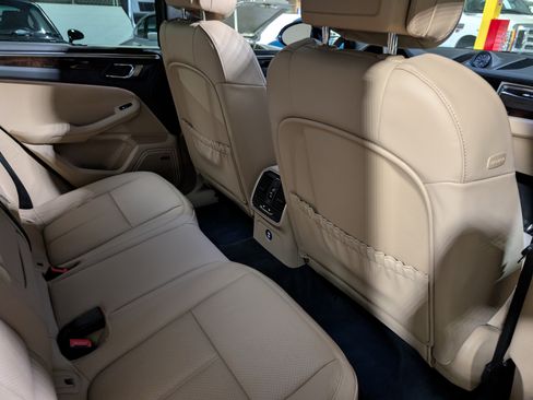 Certified 2025 Porsche Macan image 28