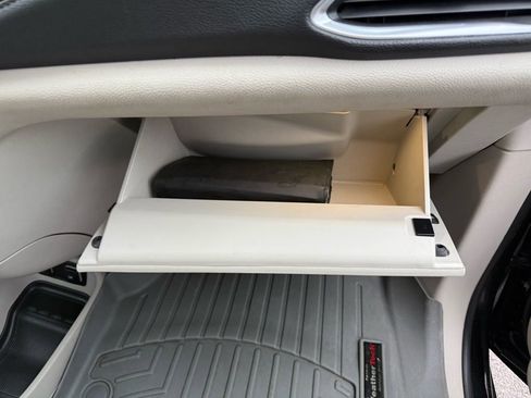 Used 2017 Chrysler Pacifica Limited image 34