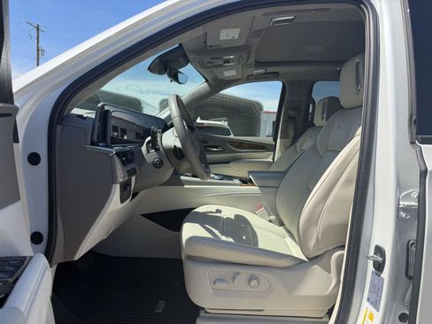 Used 2024 Cadillac Escalade ESV Sport Platinum w/ LPO, ONYX Package AWD/4WD image 4