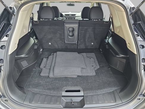Used 2017 Nissan Rogue SV FWD image 15