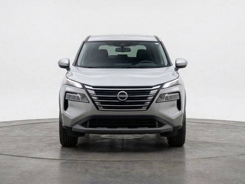 Used 2025 Nissan Rogue SV image 2