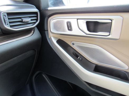 Used 2023 Ford Explorer Limited w/ Limited Technology Package image 27