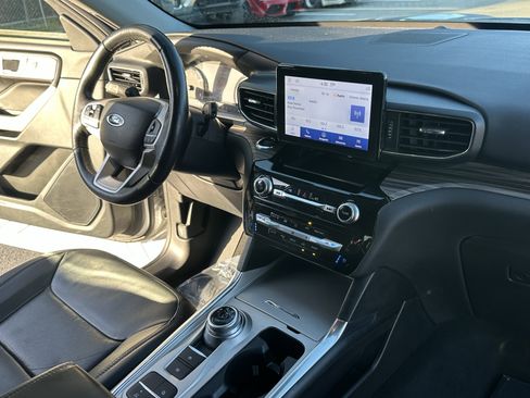 Used 2022 Ford Explorer Limited image 18