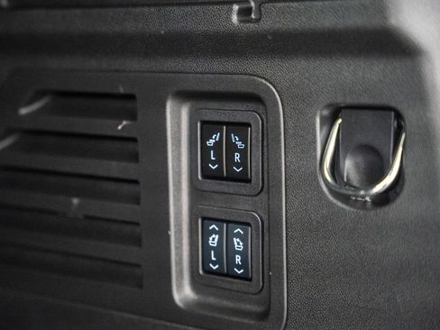 Used 2024 Chevrolet Traverse RS FWD image 12