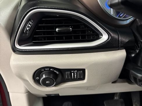 Used 2019 Chrysler Pacifica Touring-L FWD image 12
