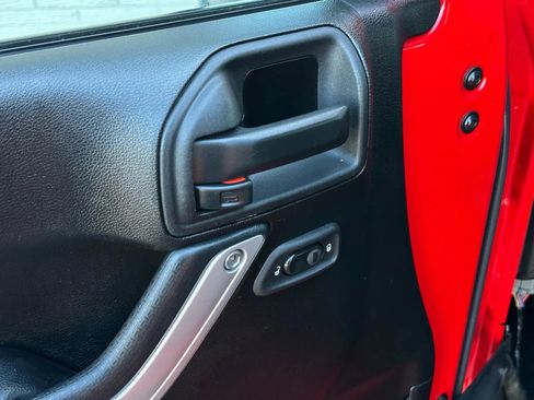 Used 2014 Jeep Wrangler Unlimited Rubicon w/ Connectivity Group image 13