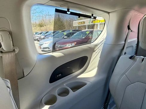 Used 2021 Chrysler Pacifica Touring-L FWD image 28