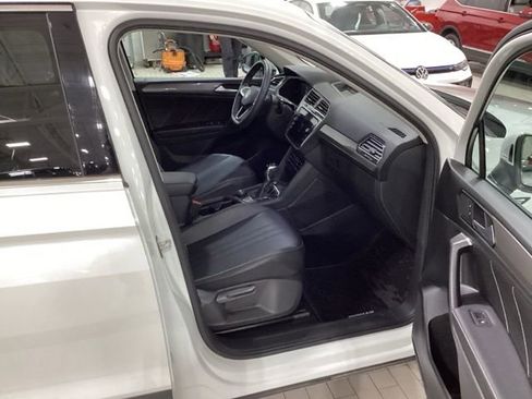 New 2023 Volkswagen Tiguan SE w/ Panoramic Sunroof Package image 11