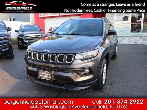 Used 2024 Jeep Compass Latitude AWD/4WD image 1
