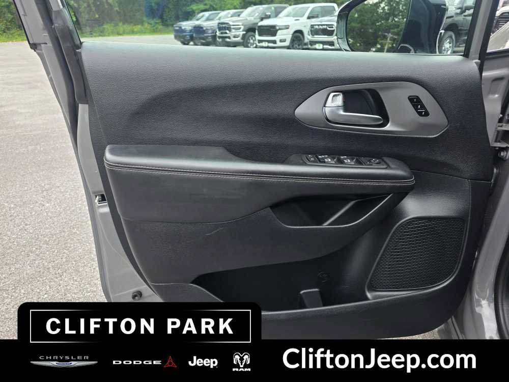 Certified 2025 Chrysler Pacifica Select FWD image 9