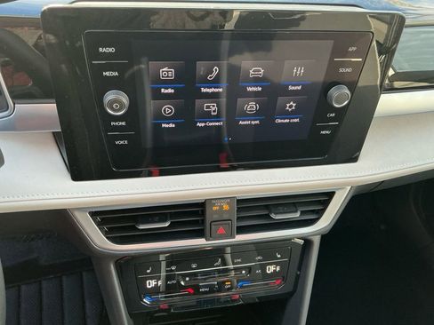 New 2025 Volkswagen Taos SE image 18