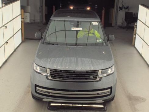 Used 2025 Land Rover Range Rover SE image 2