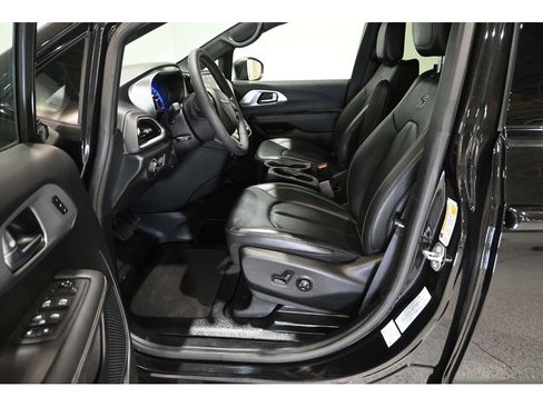 Used 2023 Chrysler Pacifica Touring-L w/ S Appearance Package FWD image 13