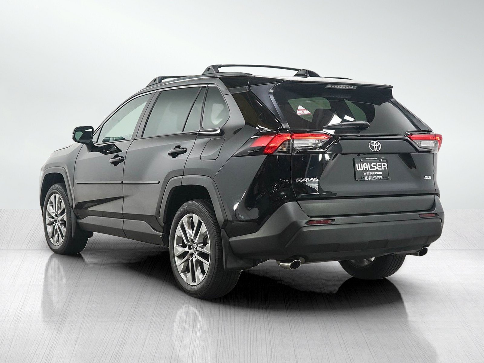 Used 2022 Toyota RAV4 XLE Premium FWD image 3