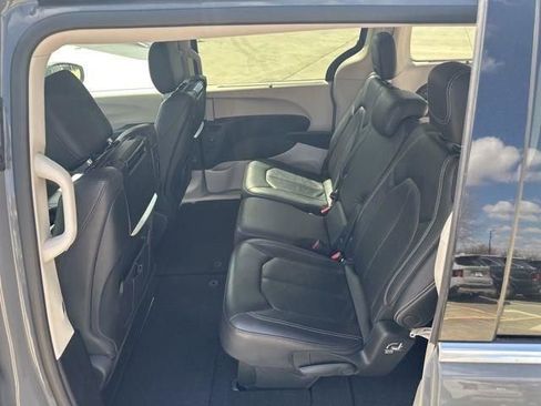 Used 2022 Chrysler Pacifica Touring-L w/ Uconnect Theater Family Group image 34