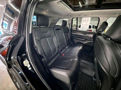Used 2023 Jeep Grand Cherokee Limited w/ Black Appearance Package AWD/4WD image 28