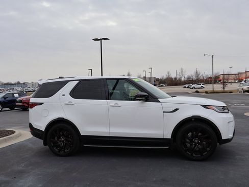 Used 2025 Land Rover Discovery S image 9