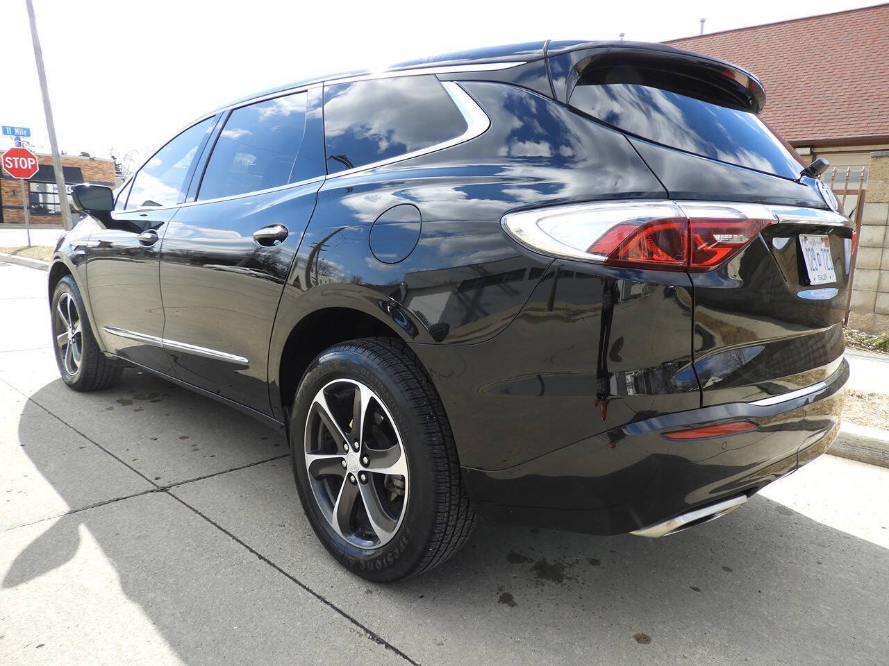 Used 2022 Buick Enclave Essence w/ Experience Buick Package FWD image 8