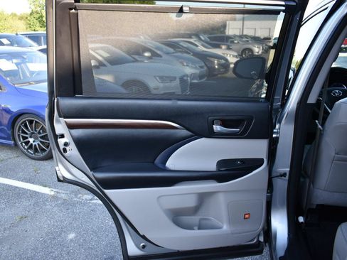 Used 2016 Toyota Highlander Limited FWD image 38