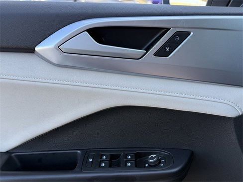 Certified 2025 Volkswagen Taos SE image 21