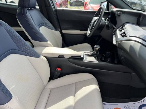 Used 2022 Lexus UX 200 w/ Accessory Package (Z1) FWD image 8