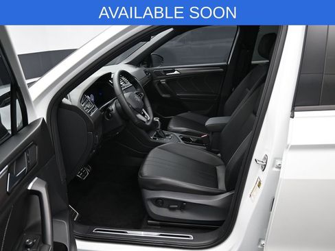 Used 2023 Volkswagen Tiguan SE R-Line image 9