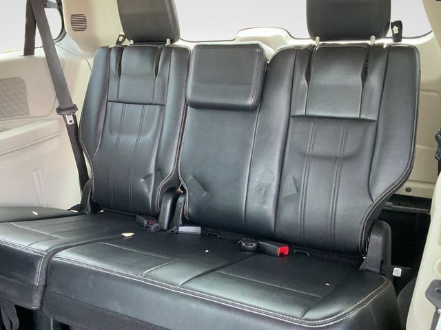Used 2012 Chrysler Town & Country Touring w/ Entertainment Group #1 FWD image 18