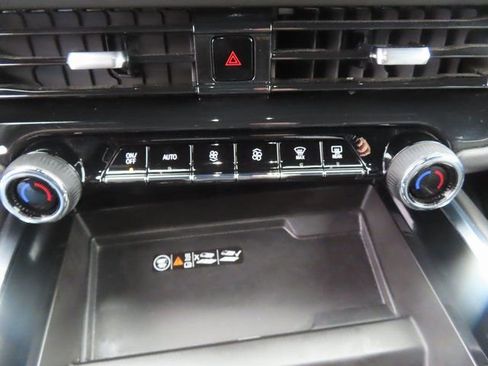 Certified 2025 Chevrolet Suburban Premier image 28