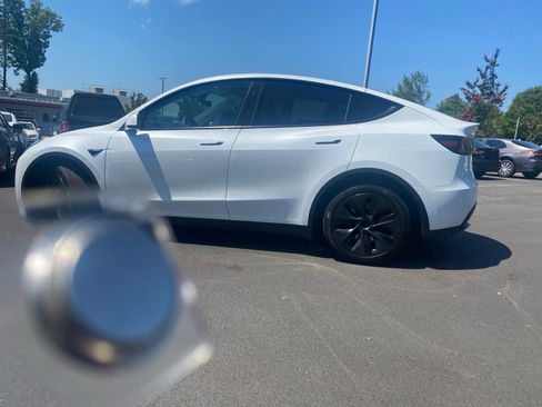 Used 2024 Tesla Model Y Long Range AWD/4WD image 21