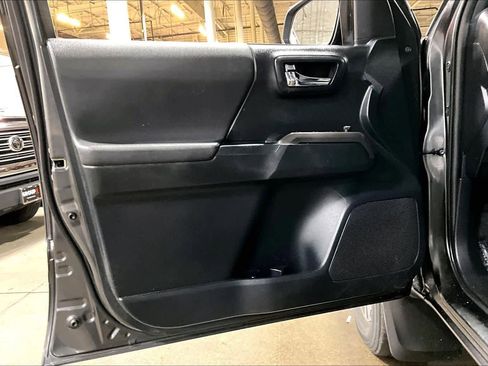 Used 2018 Toyota Tacoma TRD Sport w/ Technology Package image 21