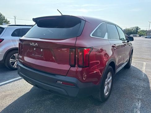 Used 2023 Kia Sorento LX FWD image 2