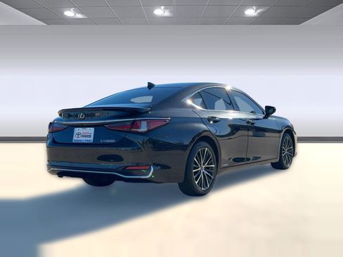 Used 2022 Lexus ES 300h w/ Premium Package image 9