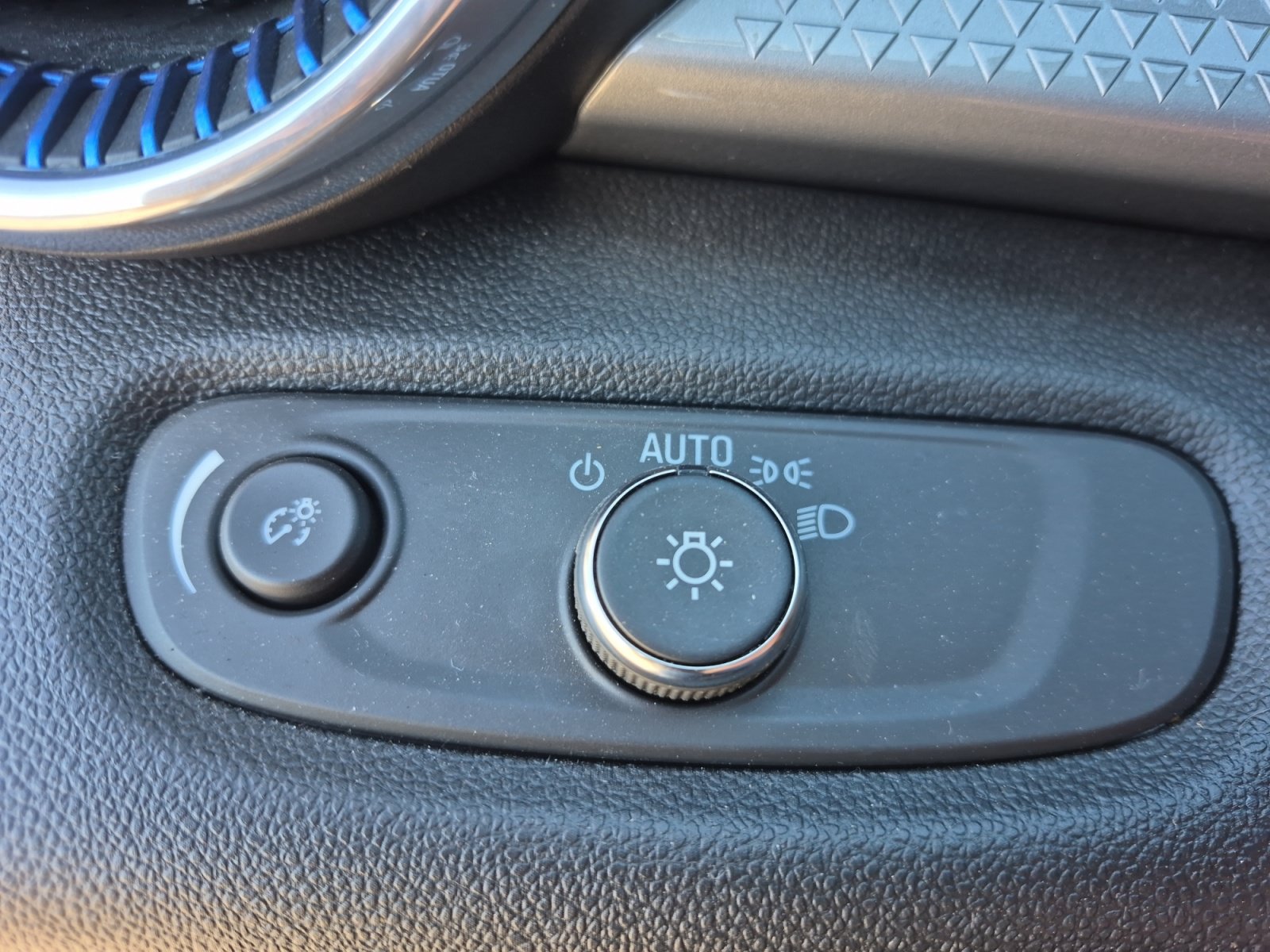 Used 2026 Chevrolet Trax LT FWD image 33