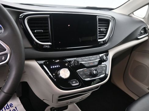 Used 2024 Chrysler Pacifica Touring-L FWD image 10