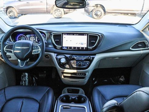Used 2023 Chrysler Pacifica Touring-L AWD/4WD image 13