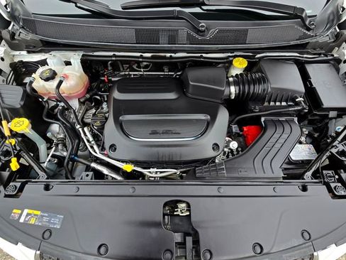 Certified 2024 Chrysler Pacifica Touring-L image 28