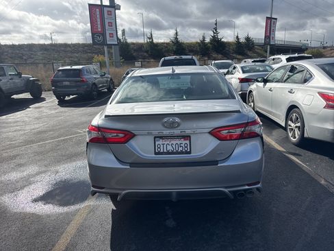 Used 2020 Toyota Camry SE image 3