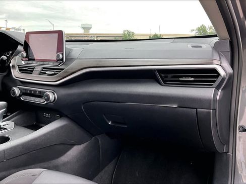 Used 2025 Nissan Altima 2.5 SV FWD image 19