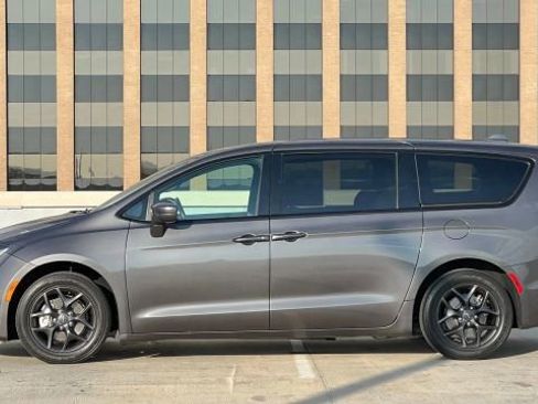 Used 2018 Chrysler Pacifica Touring Plus w/ S Appearance Package image 10