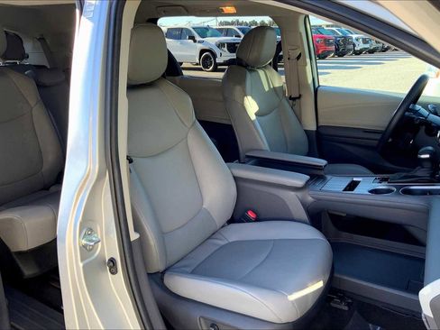 Used 2024 Toyota Sienna XLE image 8