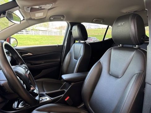 Used 2024 Buick Encore GX Sport Touring image 3