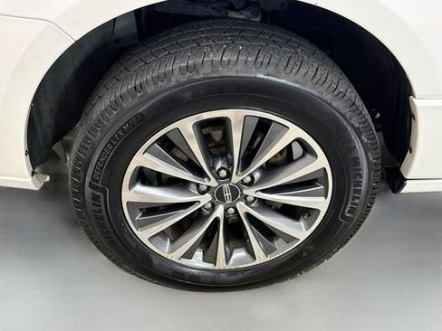 Used 2017 Lincoln Navigator L Select RWD image 35