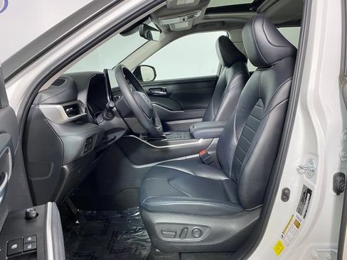Certified 2024 Toyota Highlander XLE AWD/4WD image 12