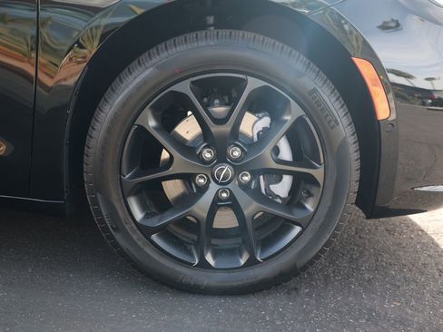 New 2026 Chrysler Pacifica Limited image 8