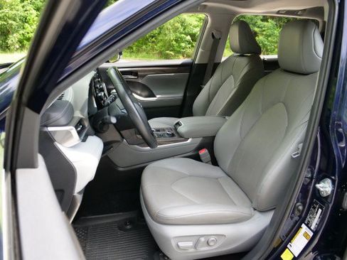 Used 2021 Toyota Highlander Limited AWD/4WD image 3